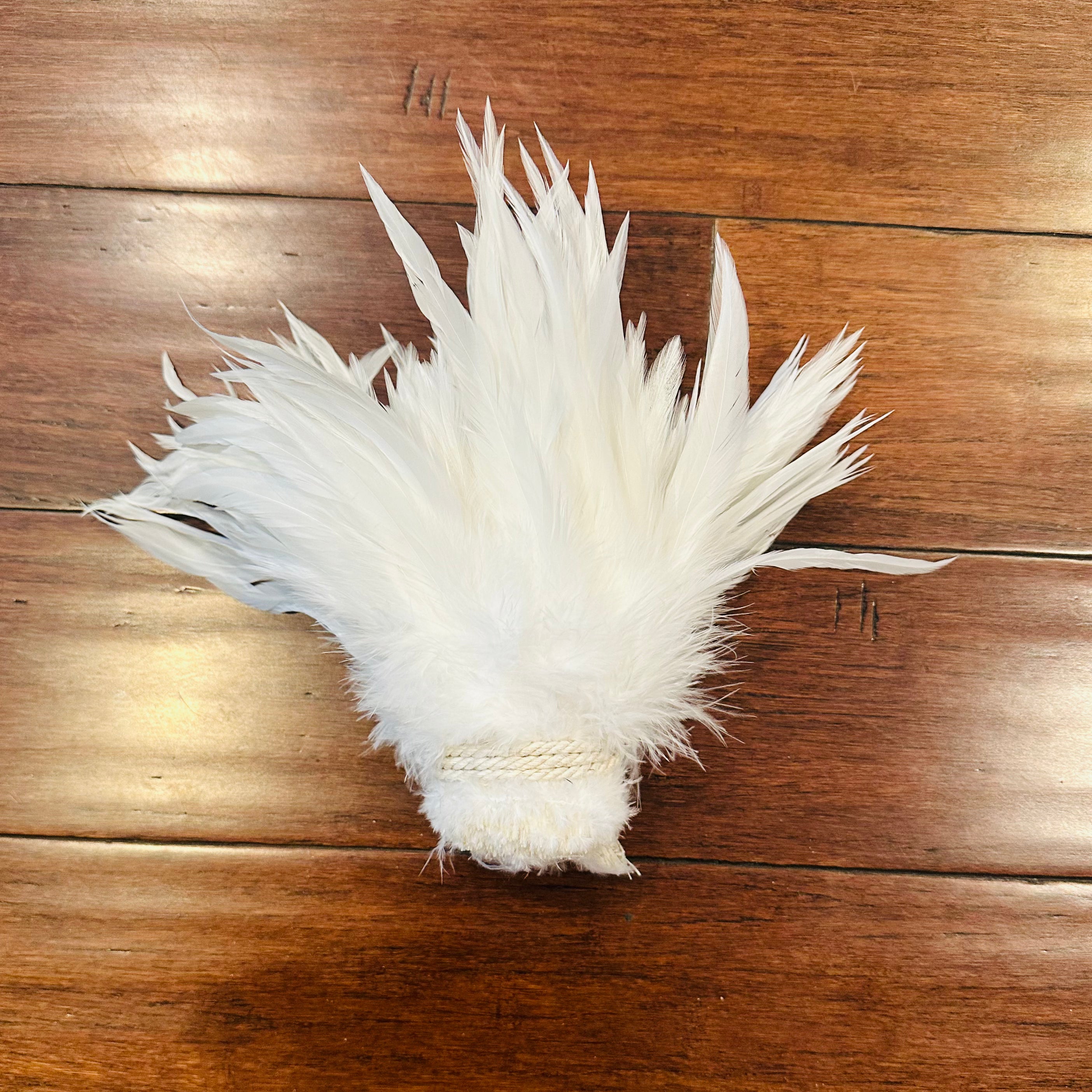 Feathers, White Strung Rooster hackle feathers, 6-8", 1 yard