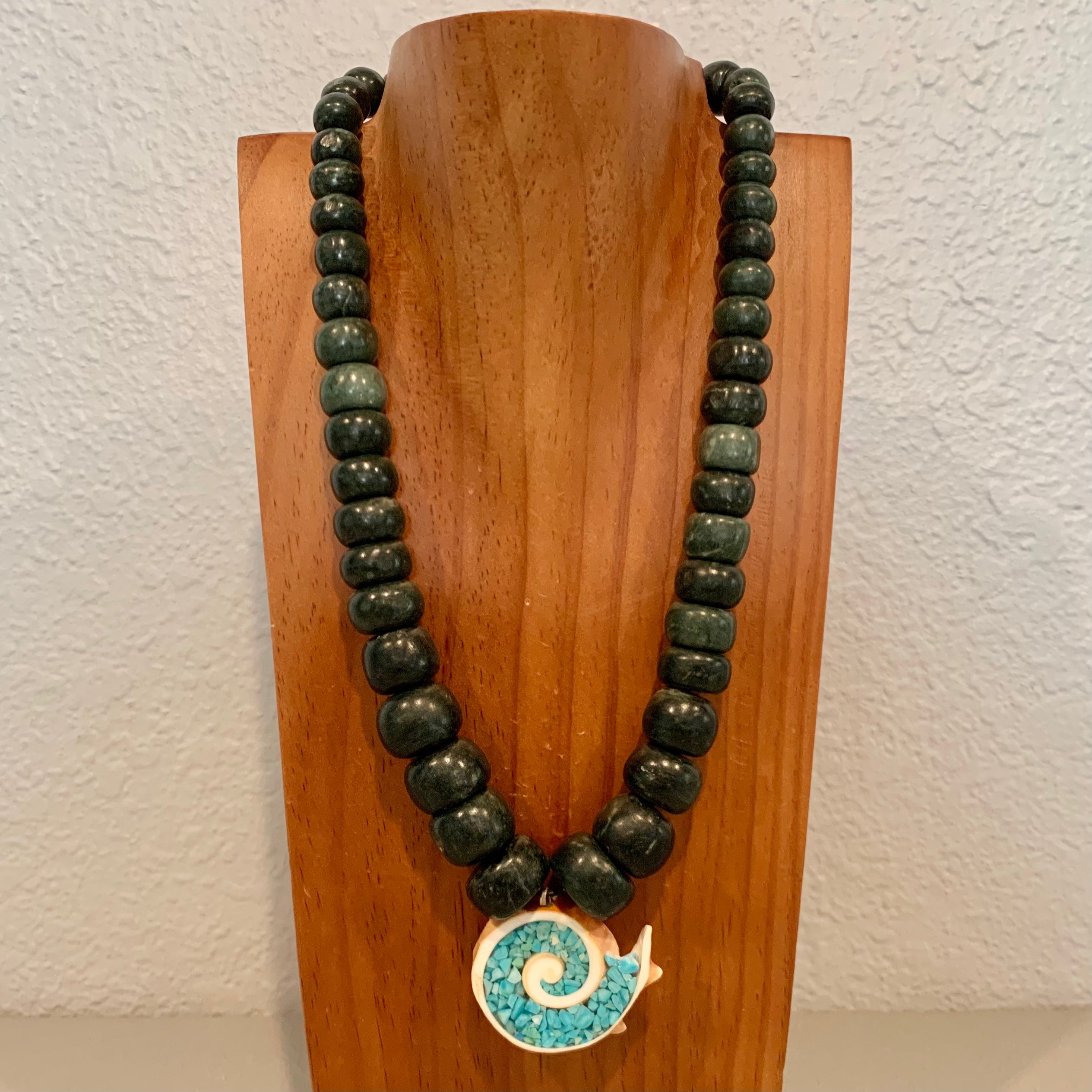 Necklace - Guatemala Jade w inlayed Conch shell | Caracol 23
