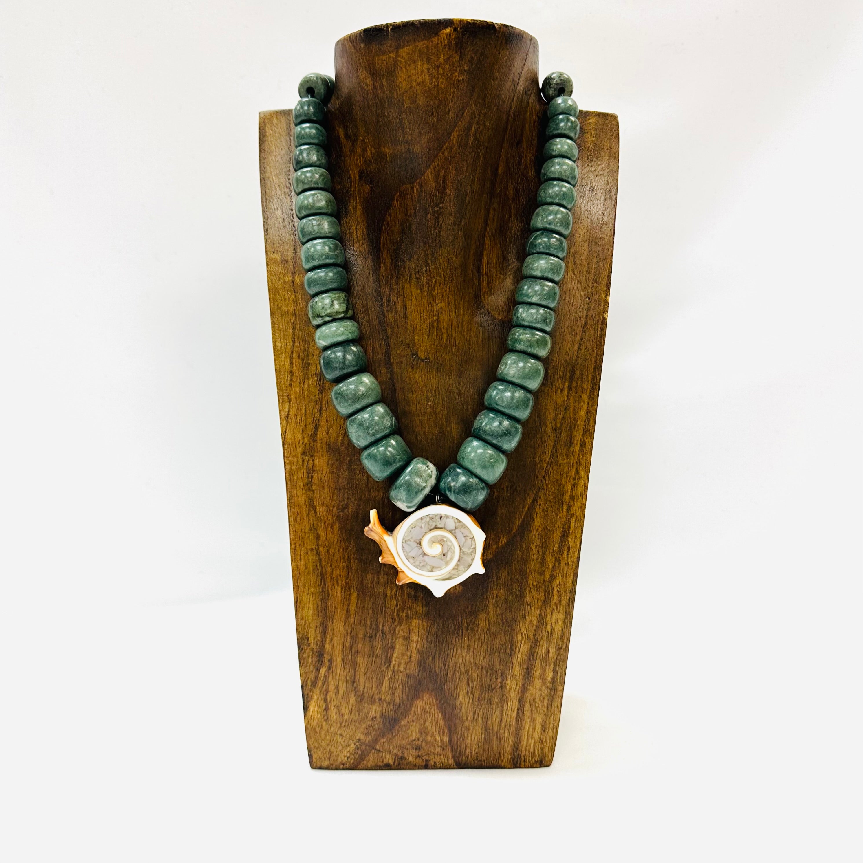 Necklace - Guatemala Jade w inlayed Conch shell | Caracol 31
