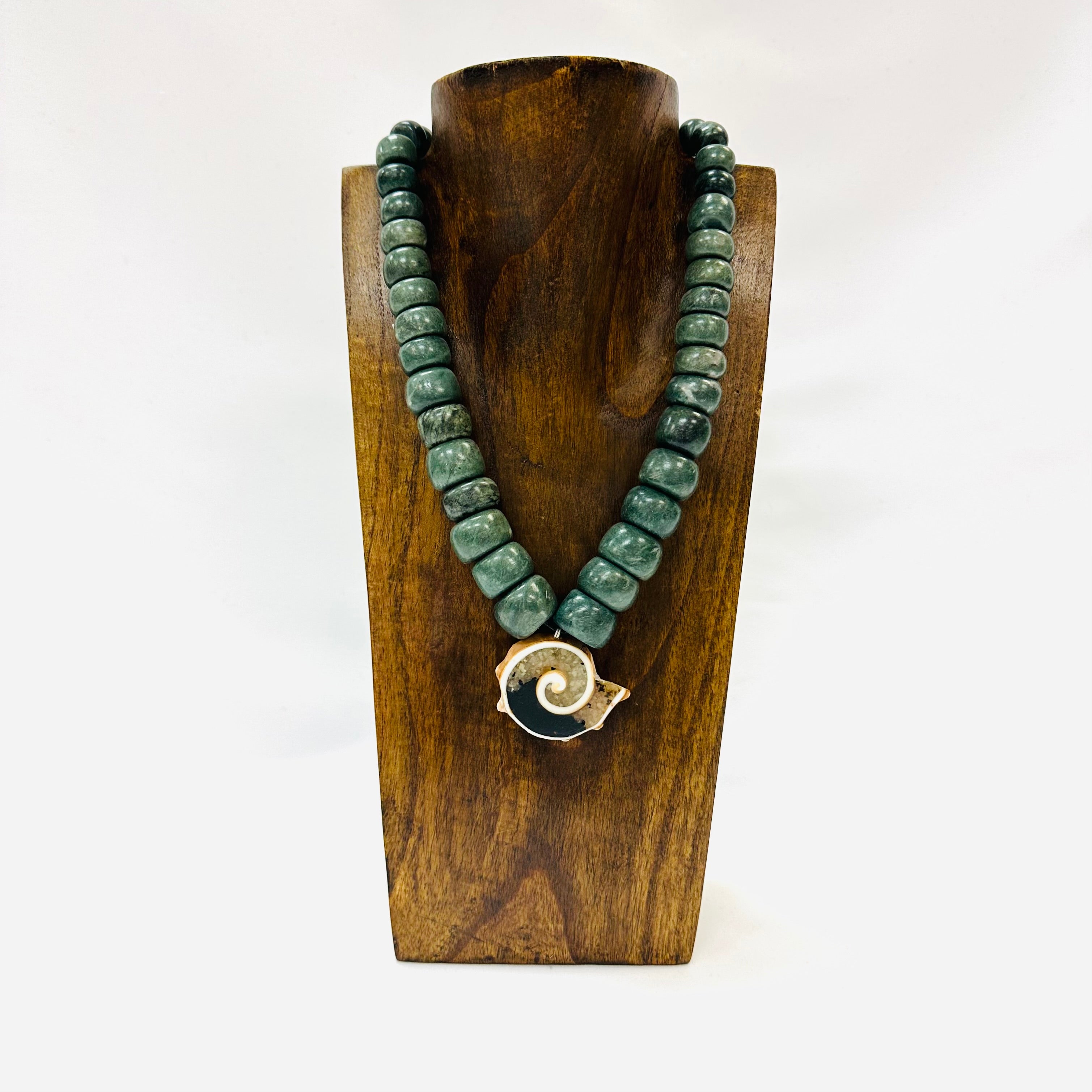 Necklace - Guatamala Jade w Enlayed shell 30