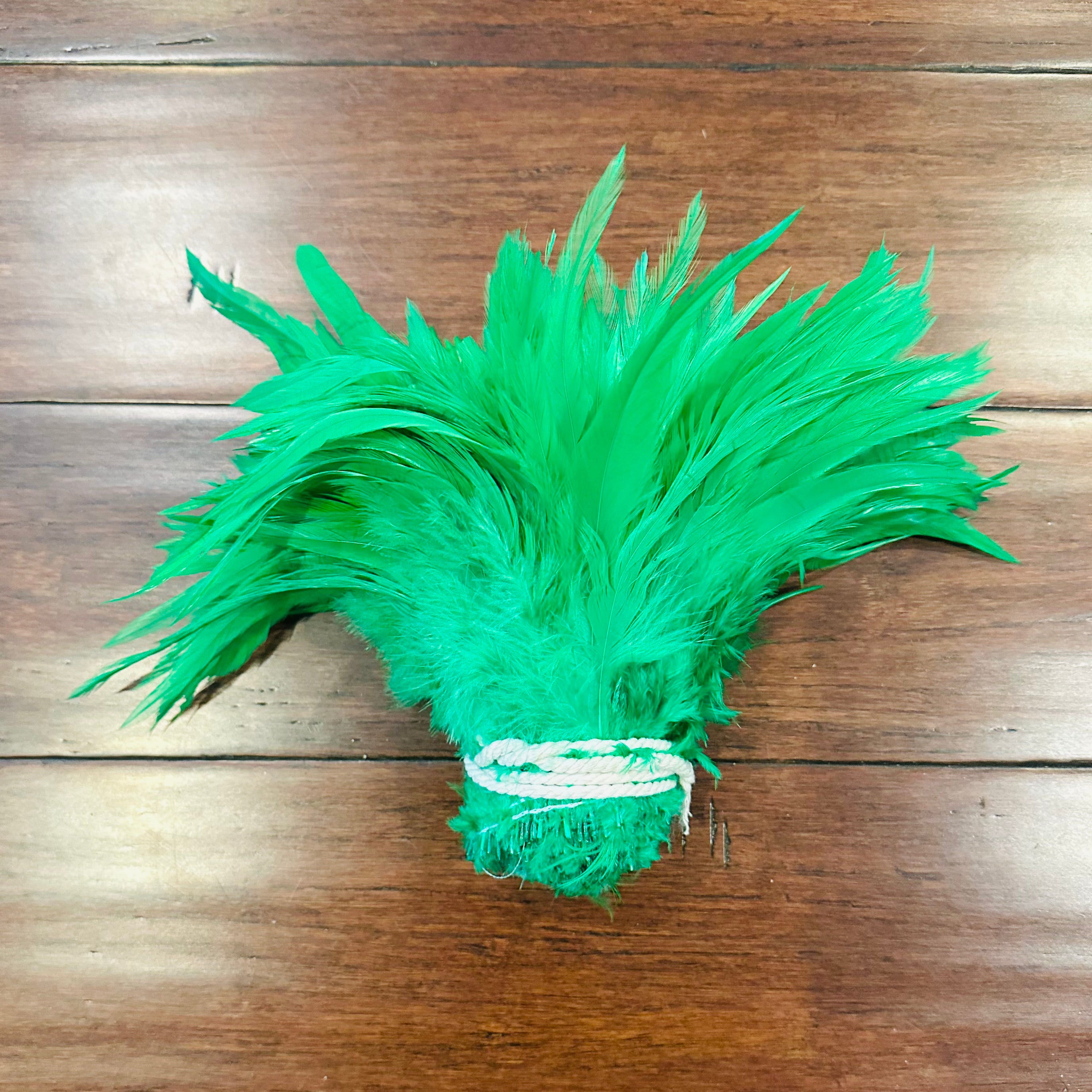Feathers, Green Strung Rooster hackle feathers, 6-8", 1 yard