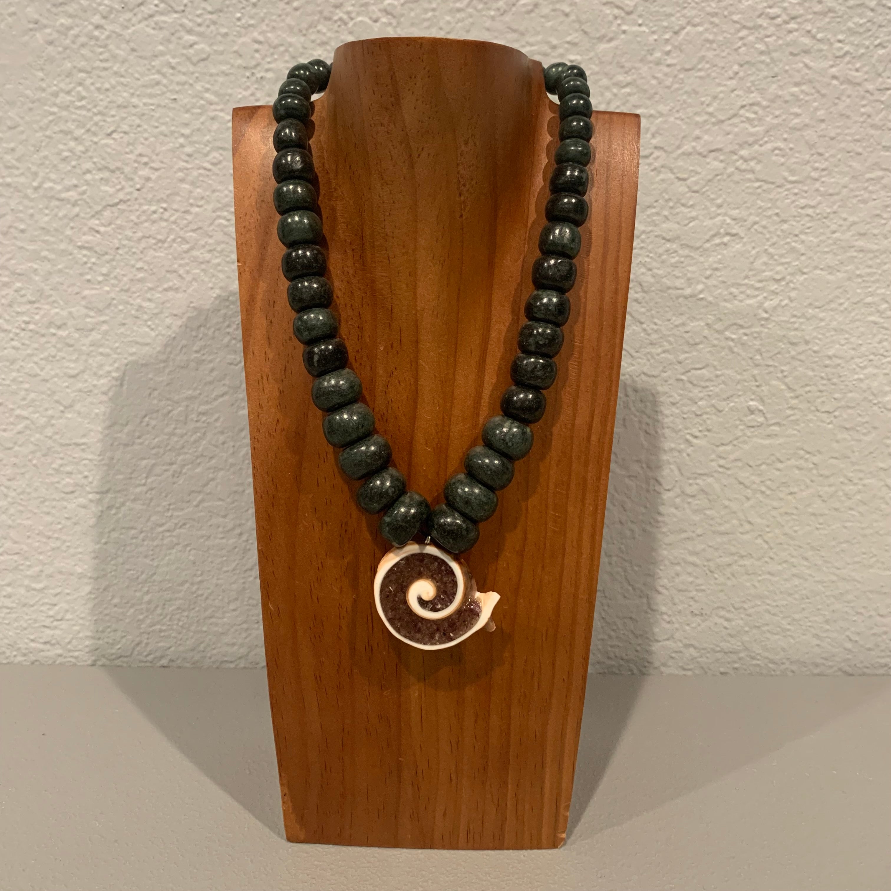 Necklace - Guatamala Jade w Enlayed shell 21
